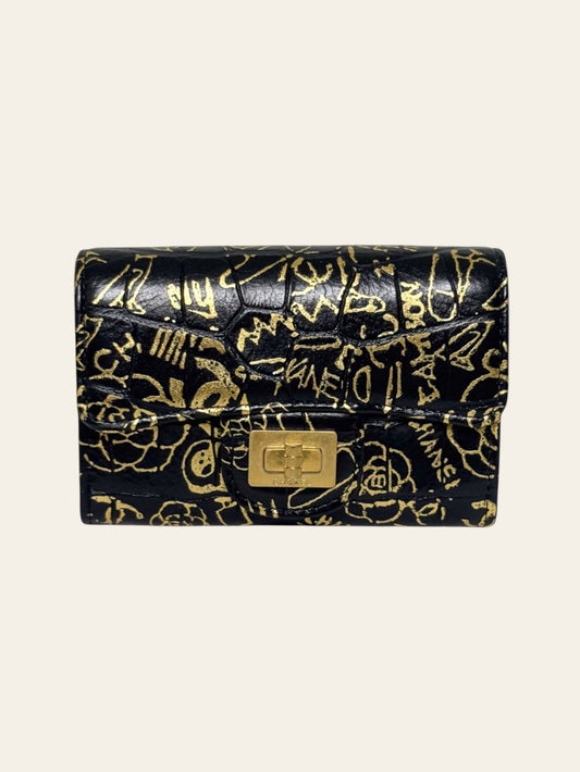 Chanel Calfskin Crocodile Embossed Graffiti 2.55 Reissue Flap Card Holder Black Gold — front view in black crocodile-embossed calfskin with the gold graffiti overlay and Mademoiselle turn-lock closure.